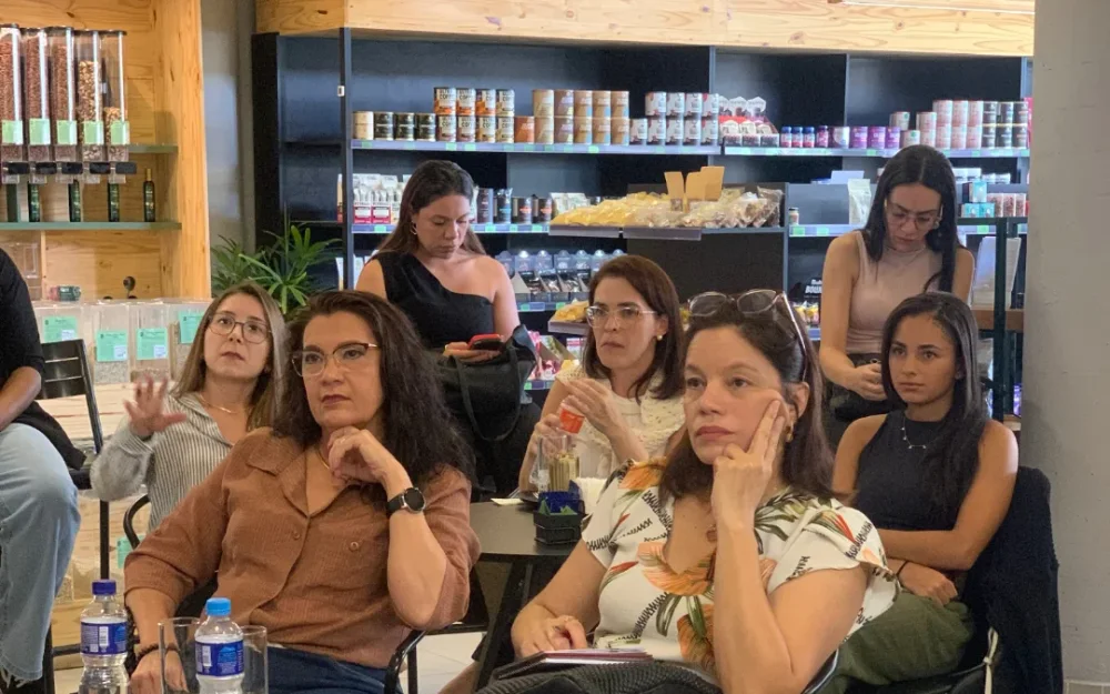 Nutricionistas atentas durante a roda de conversa