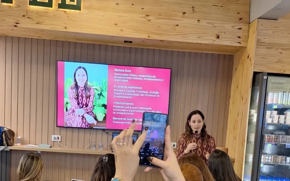 Palestra em encontro do Conecta Nutris com a plateia filmando