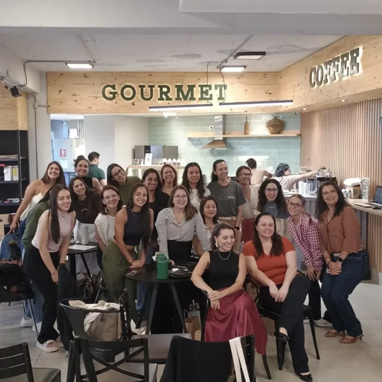 Grupo de nutricionistas sorrindo no espaço Gourmet Coffee